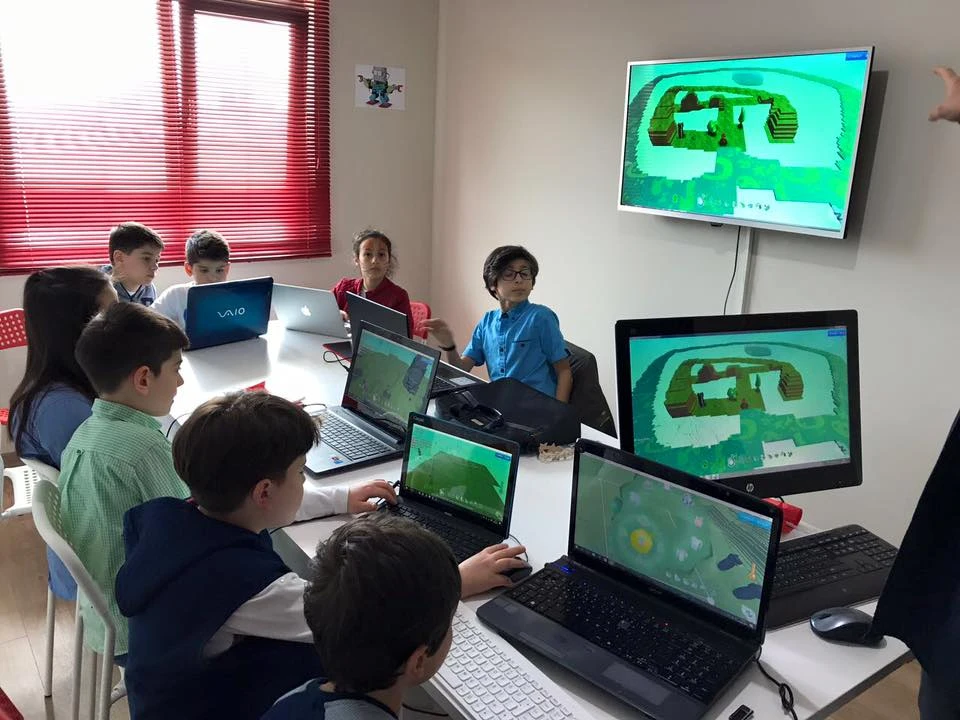 SmartTech Kids Club workshop photograph 2
